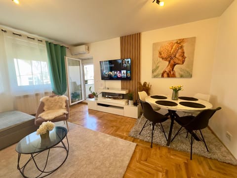 Communal lounge/ TV room, TV and multimedia, Living room, Seating area, Dining area, Evening entertainment