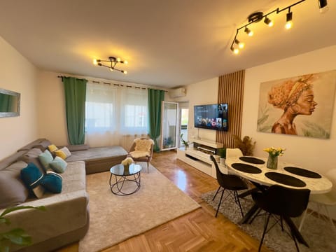 Communal lounge/ TV room, TV and multimedia, Living room, Seating area, Evening entertainment