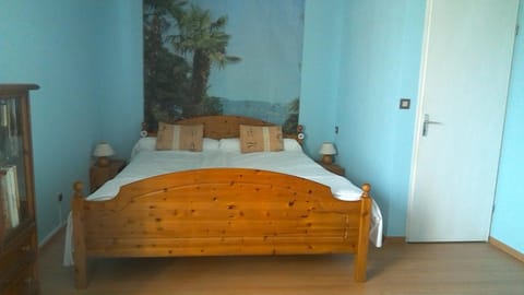 chez ECOLOCOUETTE Bed and Breakfast in Poissy