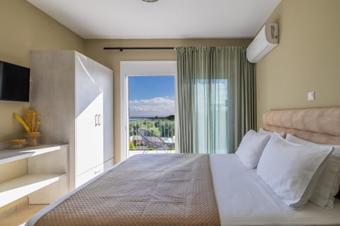 TV and multimedia, Balcony/Terrace, Photo of the whole room, Bedroom, air conditioner