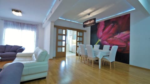 Seating area, Dining area