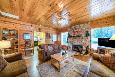 Black Bear Cabin Cabin in Bass Lake
