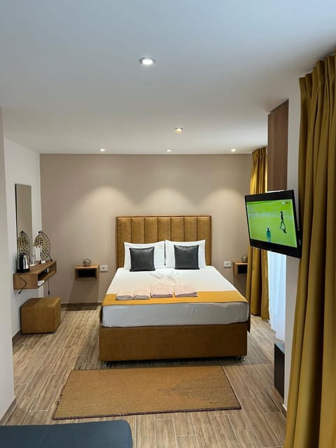 Bed, TV and multimedia, Bedroom