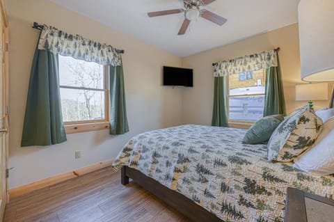 Curb-Free Chalet House in Deep Creek Lake