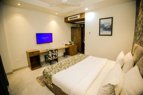 Bed, TV and multimedia, Photo of the whole room, Bedroom