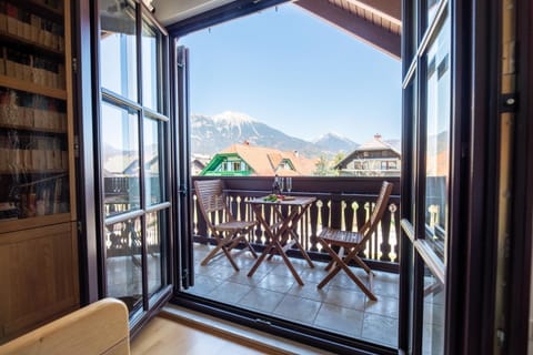 Balcony/Terrace, Mountain view