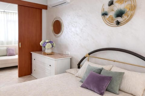 Bed, Photo of the whole room, Bedroom, air conditioner