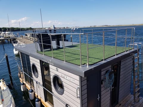 exclusives Hausboot "Tante Trost" Docked boat in Heiligenhafen