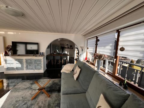 TV and multimedia, Living room, Seating area, Evening entertainment