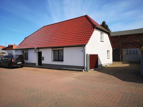 Property building, Facade/entrance, Parking