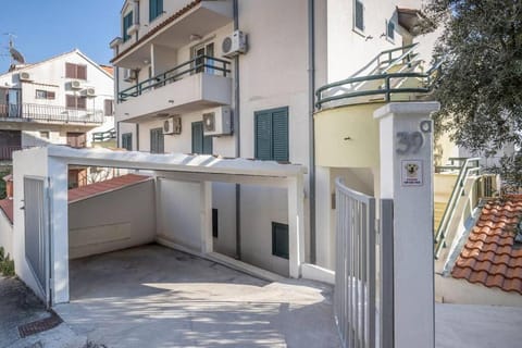 Facade/entrance, Neighbourhood