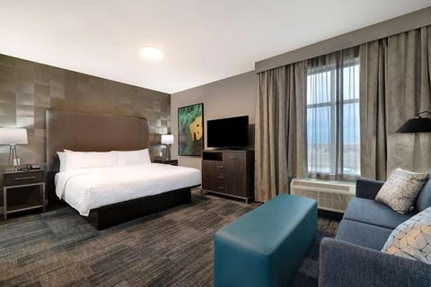 Bed, Living room, Photo of the whole room, Seating area, Bedroom