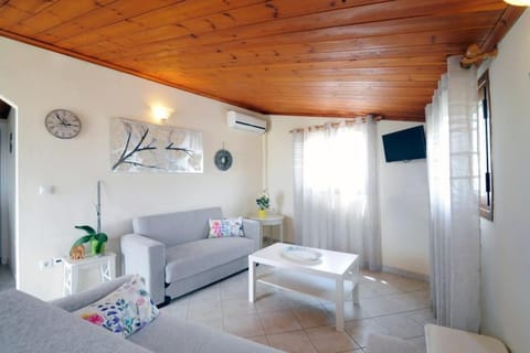TV and multimedia, Living room, Seating area, air conditioner