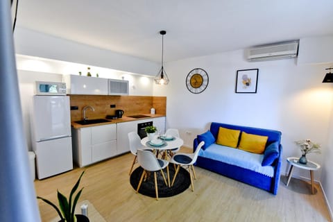 Kitchen or kitchenette, Living room, Seating area, Dining area