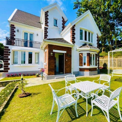 Property building, Day, Garden