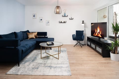 TV and multimedia, Living room, Seating area, Bedroom