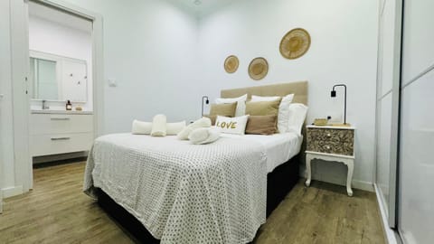 Bed, Bathroom, Photo of the whole room, Decorative detail, Decorative detail, Bedroom, internet, storage, towels