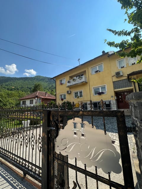 Beautiful House Overlooking Sarajevo Apartment in Sarajevo