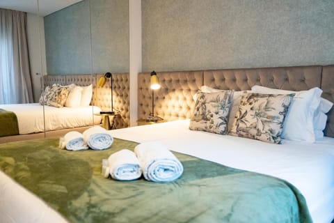 Bed, Bedroom, towels
