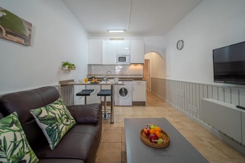 Kitchen or kitchenette, Living room, Seating area, Dining area, Communal kitchen
