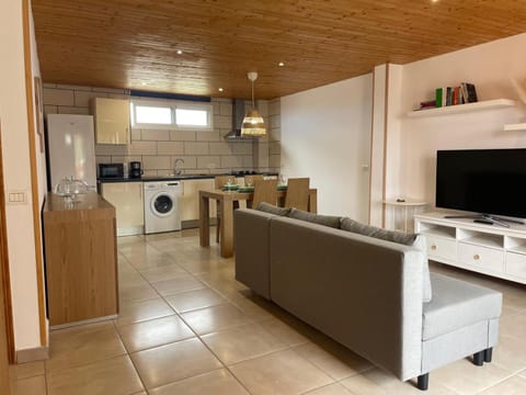 TV and multimedia, Kitchen or kitchenette, Living room, Seating area, washing machine
