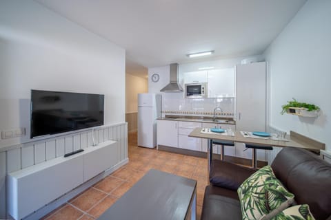 Communal lounge/ TV room, TV and multimedia, Kitchen or kitchenette, Living room, Seating area, Dining area, Communal kitchen