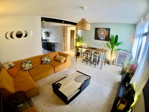 Communal lounge/ TV room, TV and multimedia, Living room, Seating area, Dining area, Evening entertainment