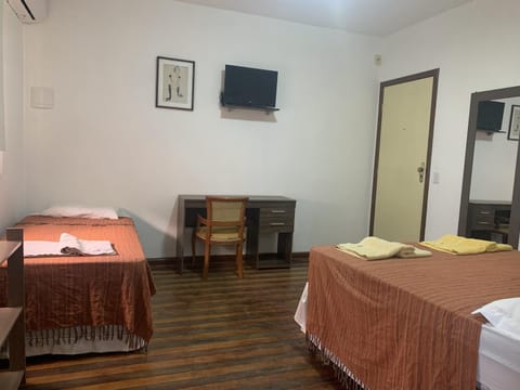 Bed, TV and multimedia, Photo of the whole room, Bedroom, hair dresser, towels