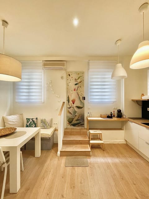 Kitchen or kitchenette, Lobby or reception, Dining area
