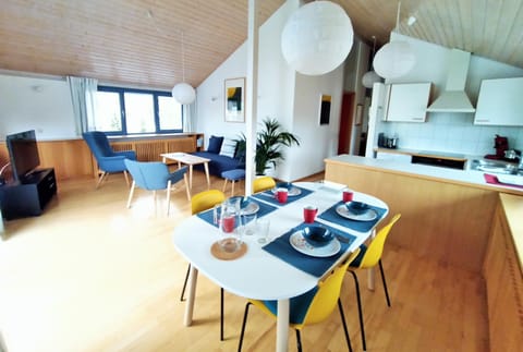 Kitchen or kitchenette, Photo of the whole room, Seating area, Food