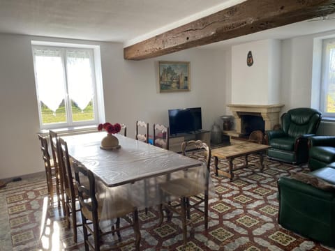 Gîte rural à Montaiguët-en-Forez avec étangs et vélos - FR-1-489-371 House in Bourgogne-Franche-Comté