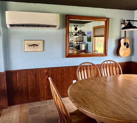 Dining area, heating, air conditioner
