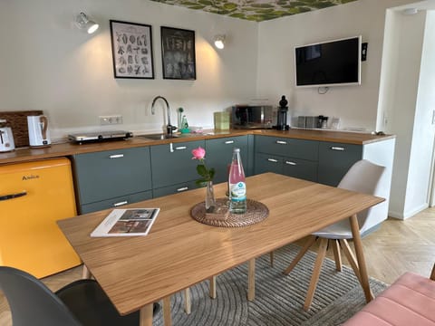 TV and multimedia, Coffee/tea facilities, Kitchen or kitchenette, Dining area, stove
