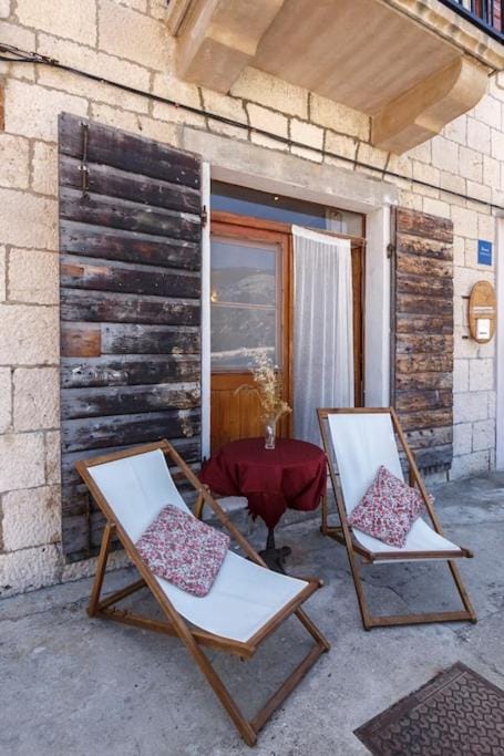 Beachfront Love Nest Apartment in Komiža