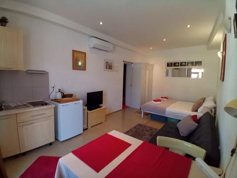 Beachfront Love Nest Apartment in Komiža