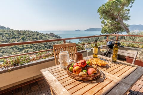 Balcony/Terrace, Food and drinks, Food, Sea view