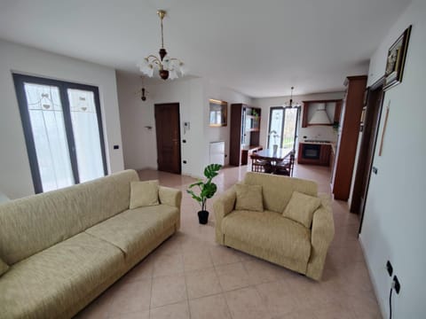 TV and multimedia, Kitchen or kitchenette, Living room, Seating area, Communal kitchen