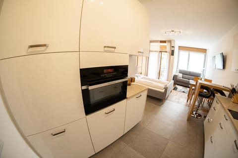 Kitchen or kitchenette, Dining area