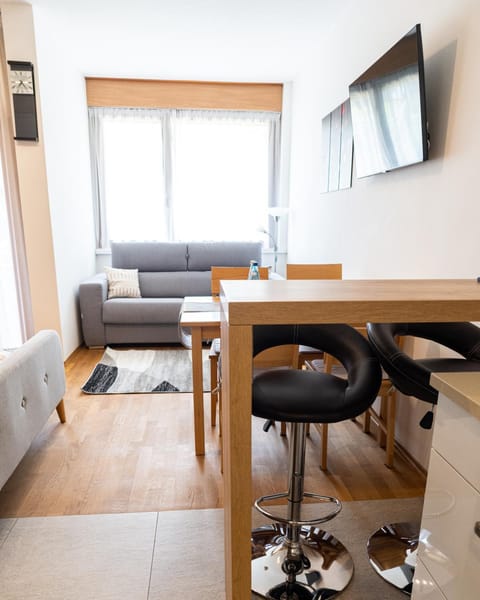 Communal lounge/ TV room, TV and multimedia, Kitchen or kitchenette, Living room, Seating area, Dining area