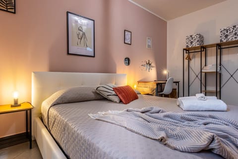 Steps from the Lake - Charme in the Inner City Apartment in Desenzano del Garda