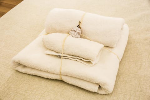 Bedroom, towels