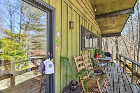 Studio Apartment with Kitchen VERY close to WCU - non smoking & no pets Apartment in Cullowhee