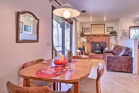 Studio Apartment with Kitchen VERY close to WCU - non smoking & no pets Apartment in Cullowhee