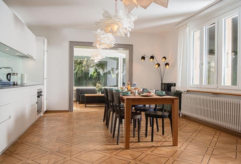 Kitchen or kitchenette, Living room, Seating area, Breakfast