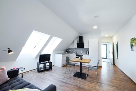 TV and multimedia, Kitchen or kitchenette, Living room, Seating area, Dining area