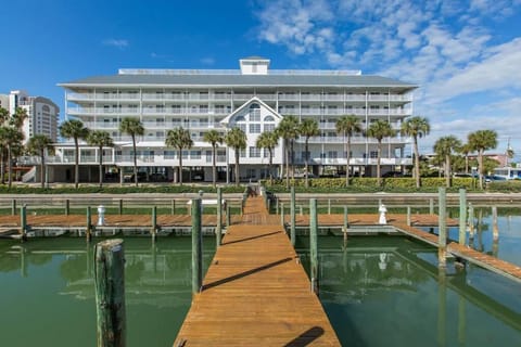 NEW Beach Condo 5 min walk to the Beach Sleeps 9 Apartment in Clearwater Beach