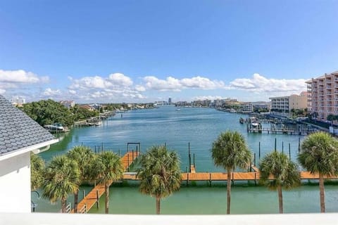 NEW Beach Condo 5 min walk to the Beach Sleeps 9 Apartment in Clearwater Beach