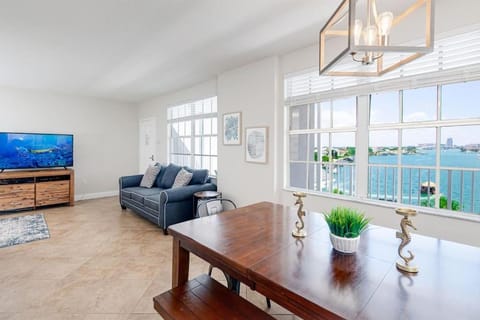 NEW Beach Condo 5 min walk to the Beach Sleeps 9 Apartment in Clearwater Beach