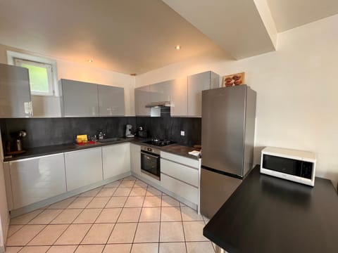 Coffee/tea facilities, dishwasher, oven, stove, toaster