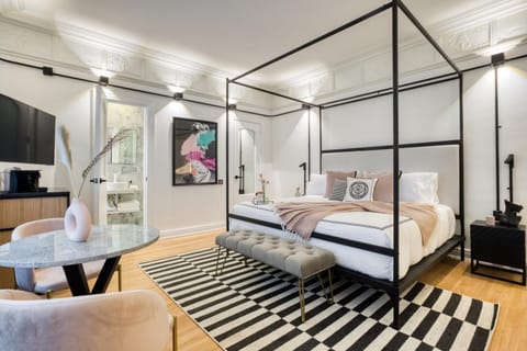 Bed, TV and multimedia, Photo of the whole room, Bedroom